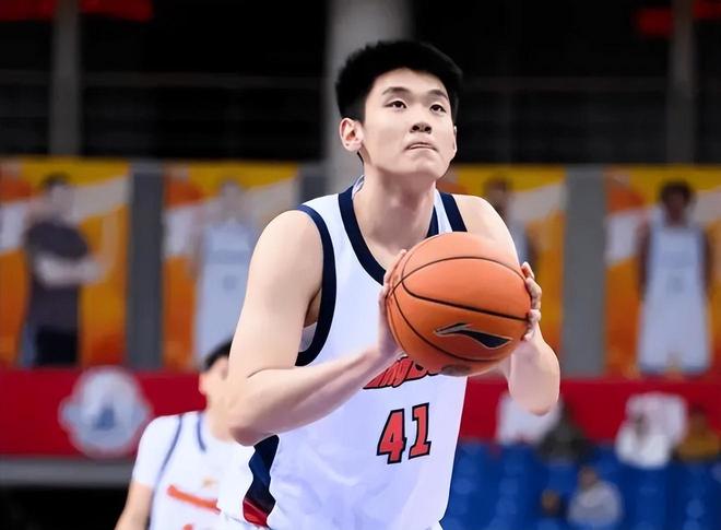 又一个NBA级后卫?广东暴力双能卫打出身价,男篮未来最强一号位