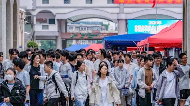 虽说阿姨有30多岁了，但是这样打扮一下反而比年轻的女生更有魅力
