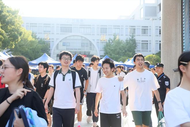 虽说阿姨有30多岁了，但是这样打扮一下反而比年轻的女生更有魅力