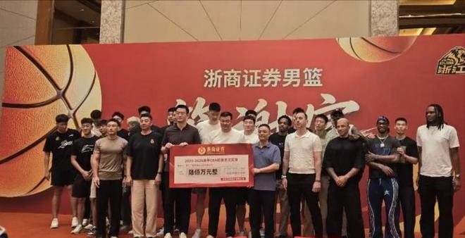 45岁拳王邹市明“听老婆的话”宣布复出,冉莹颖直言:“打赢了有钱花,打输了大不了换老公,还有保险拿”