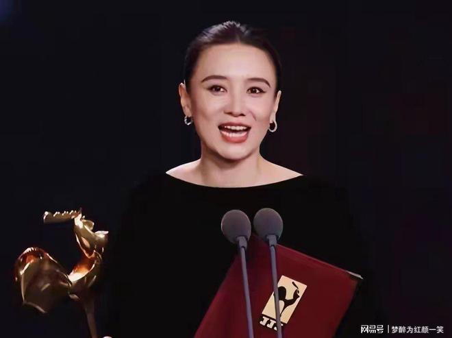 湘超娄底球迷赛前打出大幅TIFO，致敬钢铁之城的力量