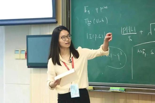 痛失好局,瑞士主帅雅金在球队被卡塔尔绝平后怒摔水瓶