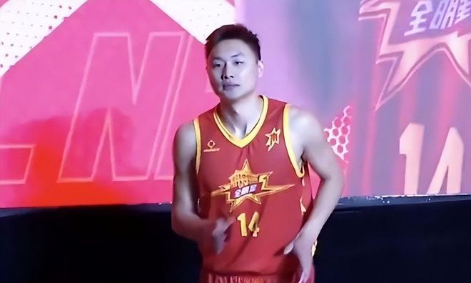 张柏芝上海活动穿紫裙,肩膀那块看着好厚实,脸也肿了