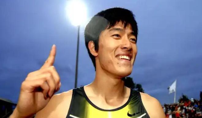 哈兰德和女友前往撒丁岛度假,晒出一桌分量惊人的生日大餐